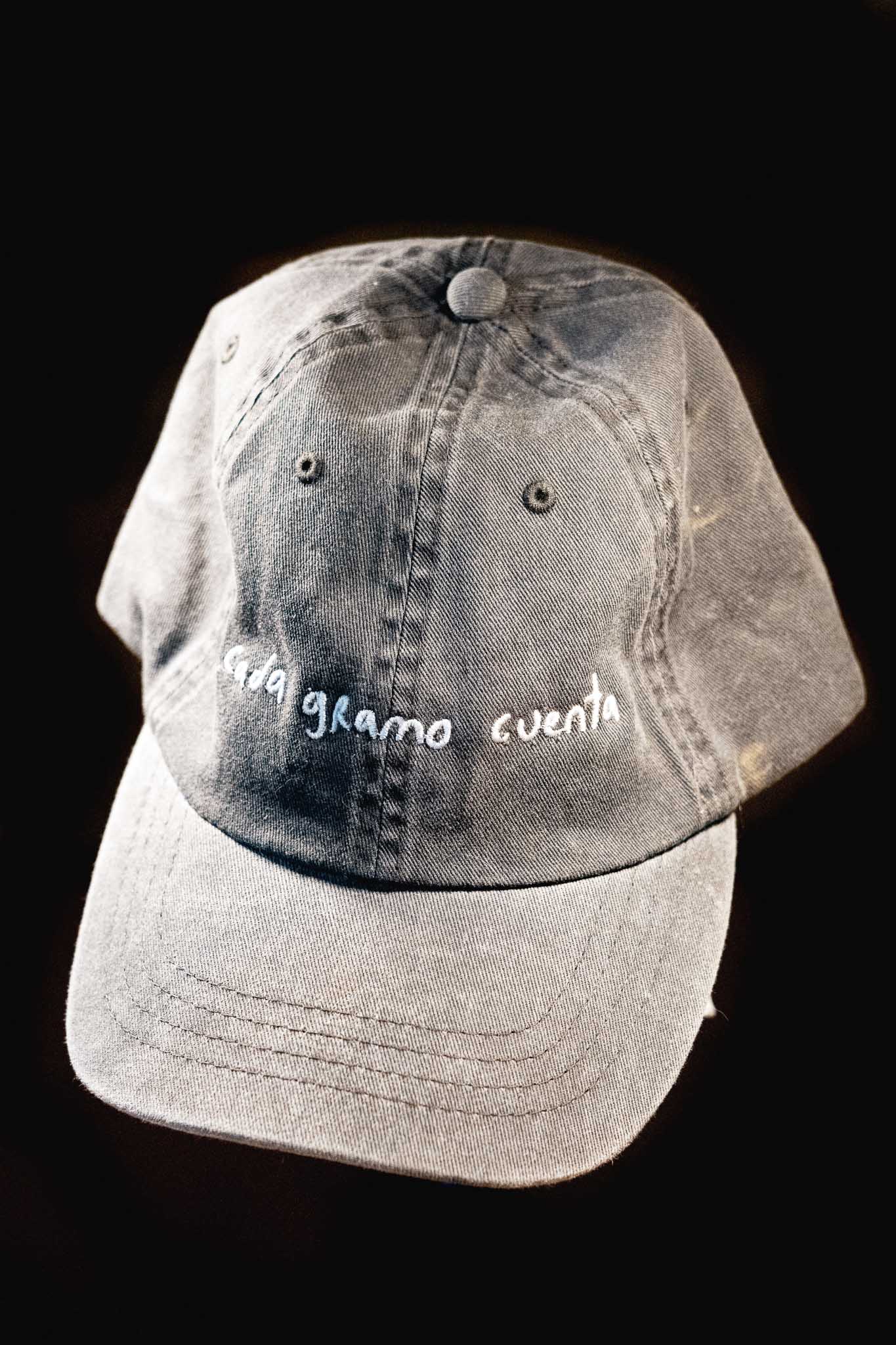 Gorra Cada Gramo Cuenta Gris