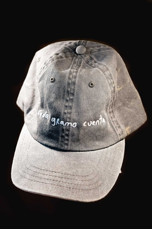 Gorra Cada Gramo Cuenta Gris